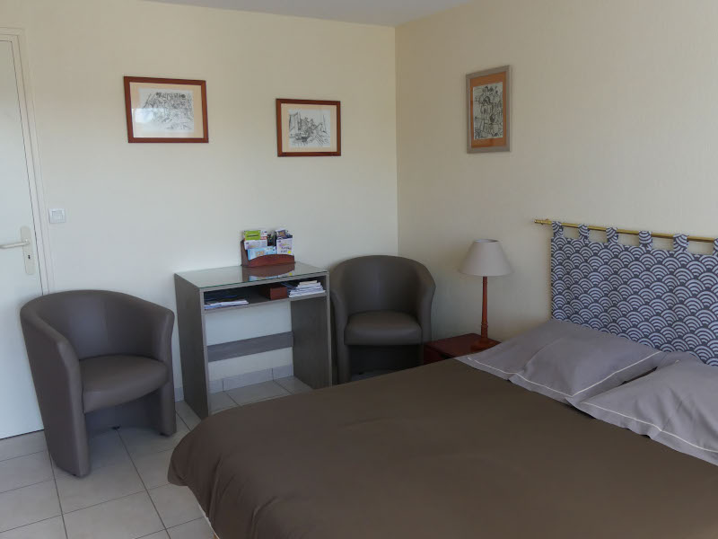 La chambre, lit double (140 x 190)