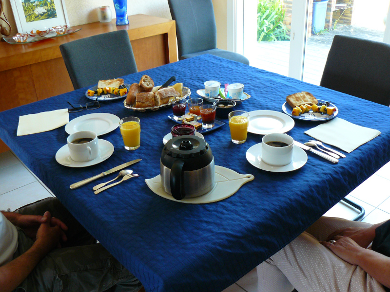 Le petit déjeuner est servi dans la salle à manger des propriétaires, au rez de chaussée de la maison, ou quand le temps le permet sur la terrasse donnant sur le port.