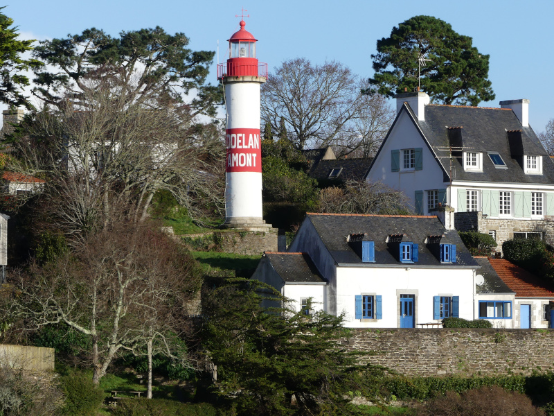 La balise DOËLAN AMONT se situe rive droite à peu près au milieu de la ria, pour entrer dans le port sans risque le marin doit aligner les deux balises, la verte et la rouge au cap 013°8.