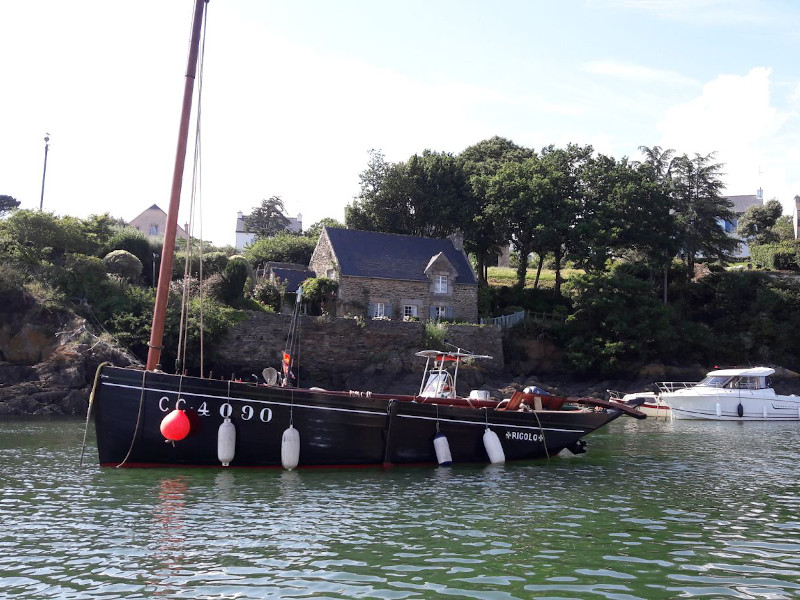 La réplique d’un vieux sardinier de DOËLAN , au mouillage devant la maison de Benoîte GROULT, Pendant la saison , il est possible de faire des sorties sur ce bateau.